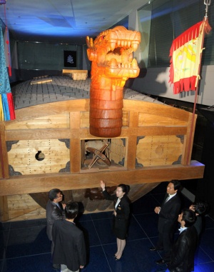 ▲ 28일 광화문광장 지하에 충무공 이순신 장군의 생애와 업적을 전시한 기념관인 '충무공 이야기'가 개관했다. 전시관은 첨단 디지털 기술과 전시 기법을 혼합 활용해 충무공의 생애와 난중일기 작성, 동시대 및 후세의 평가 등 다양한 이야기를 엮어 보여주는 감각적인 스토리텔링 공간으로 조성됐다. 사진은 28일 오전 전시관 내에 설치된 실제 크기의 55%인 거북선 모형.&nbsp; ⓒ 연합뉴스