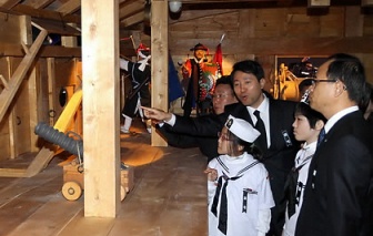 ▲ 28일 광화문광장 지하에 문을 연 '충무공 이야기' 개관식에서 오세훈 서울시장을 비롯한 참석자들이 실제 크기의 55%로 제작된 거북선 모형 내부를 둘러보고 있다.&nbsp; ⓒ 연합뉴스&nbsp;