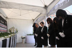 ▲ 경인여대 김길자 명예총장과 박준서 총장이 총학생회 간부들과 함께 교내 천안함 희생 장병 분향소를 찾아 순국 영웅들의 넋을 기리고 있다. ⓒ 뉴데일리