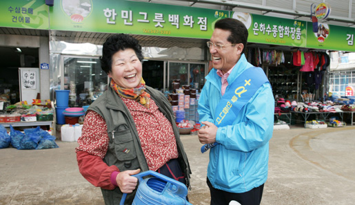 ▲ 정운천(오른쪽) 한나라당 전북도지사 예비후보