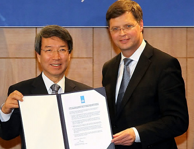 ▲ 4대강살리기 사업과 새만금 사업에 관해 MOU를 체결한 (왼쪽부터)정운찬 총리와 얀 피터 발커넨드 총리 ⓒ 연합뉴스