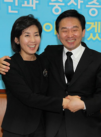 ▲ 한나라당 서울시장 경선후보 원희룡(오른쪽), 나경원(왼쪼) 의원이 29일 국회에서 단일화에 합의한 뒤 포즈를 취하고 있다 ⓒ연합뉴스