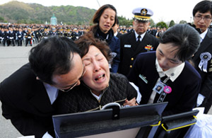 ▲ 지난 29일 국립대전현충원에서 열린 천안함 46용사 합동안장식에서 유가족들이 고인의 영정을 잡고 오열하고 있다. ⓒ연합뉴스