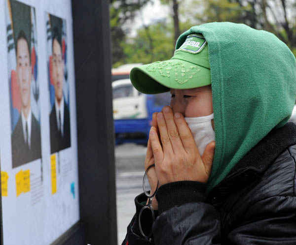 ▲ 추모 사진전을 보며 오열하는 추모객 ⓒ&nbsp;박지현 기자&nbsp;