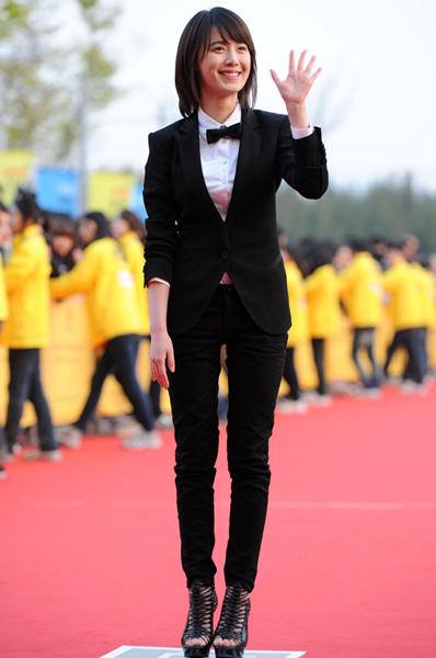 ▲ 제11회 전주국제영화제 개막식에 참석한 구혜선이 환호하는 시민들에게 손을 흔들며 답하고 있다 ⓒ 김상엽 기자