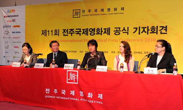 ▲ 제11회 전주국제영화제 개막작 '키스할것을' 공식 기자회견 현장(왼쪽부터 정수완 프로그래머, 민병록 집행위원장, 박진오 감독, 배우 마리나 미쉘슨, 통역) ⓒ 김상엽 기자