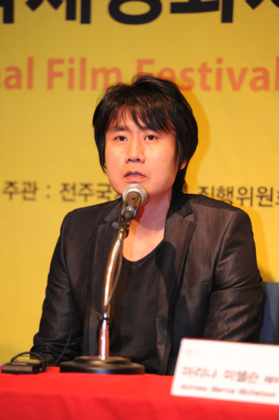 ▲ 제11회 전주국제영화제 개막작 '키스할것을' 공식 기자회견에 참여한 박진오 감독 ⓒ 김상엽 기자