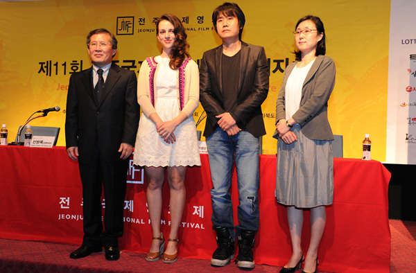 ▲ 제11회 전주국제영화제 개막작 '키스할것을' 공식 기자회견 현장(왼쪽부터 민병록 집행위원장, 배우 마리나 미쉘슨, 박진오 감독, 정수완 프로그래머) ⓒ 김상엽 기자