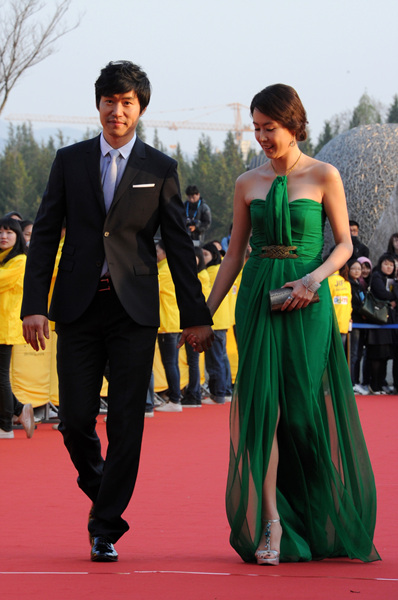 ▲ 제11회 전주국제영화제 개막식에 참석한 유준상(좌) 홍은희(우) 부부가 다정한 모습으로 등장해 관중의 부러움을 샀다 ⓒ 김상엽 기자
