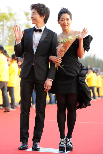 ▲ 제11회 전주국제영화제의 홍보대사를 맡은&nbsp;송중기와 박신혜가&nbsp;다정한 모습으로 나란히 레드카펫에 등장했다&nbsp;ⓒ 김상엽 기자&nbsp;