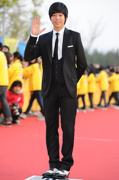 ▲ 제11회 전주국제영화제 개막식에 참석한&nbsp;이현우가 성숙한 모습으로 등장해 관중의 환호를 받았다 ⓒ 김상엽 기자