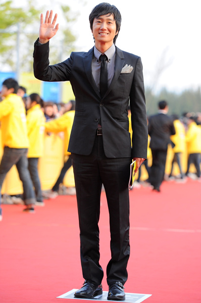 ▲ 제11회 전주국제영화제 개막식에 참석한&nbsp;박해일이&nbsp;환한 표정으로 입장하고 있다&nbsp;ⓒ 김상엽 기자