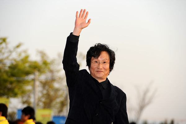 ▲ 제11회 전주국제영화제 개막식에 참석한&nbsp;문성근이&nbsp;손을 번쩍 들어올려&nbsp;관중을 향해 인사하고 있다 ⓒ 김상엽 기자