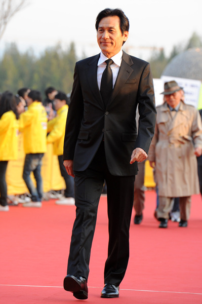 ▲ 제11회 전주국제영화제 개막식에 참석한 안성기가&nbsp;당당한 발걸음으로 등장하고 있다&nbsp;ⓒ 김상엽 기자