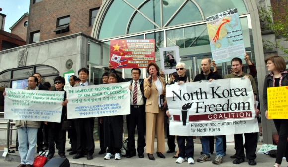 ▲ 중국정부의 탈북자 강제북송 및 인권탄압에 대한 항의시위를 펼치고 있는 북한자유주간 준비위원회 회원들.&nbsp;ⓒ 뉴데일리