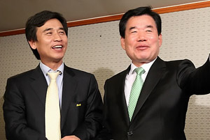 ▲ 29일 오후 경기도 수원의 한 호텔에서 만난 민주당 김진표, 국민참여당 유시민 경기도지사 예비후보가 후보 등록 전 단일화를 합의했다고 밝히고 있다. ⓒ 연합뉴스