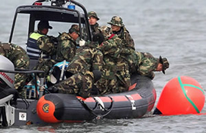 ▲ 해군 SSU 잠수 요원들이 30일 오전 천안함이 침몰한 백령도 사고 해역에서 선미의 위치가 표시된 부표 주위에서 실종자를 수색하고 있다. ⓒ 연합뉴스