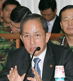 ▲ 김태영 국방부 장관이 30일 오후 국회에서 열린 국방위원회 전체회의에 출석, 의원들의 질의에 답하고 있다 ⓒ연합뉴스