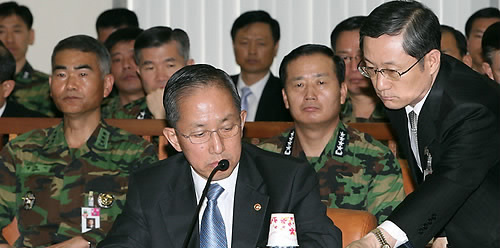 ▲ 김태영 국방부 장관이 30일 오후 국회에서 열린 국방위원회 전체회의에 출석, 관계자로 부터 답변자료를 건네받고 있다 ⓒ연합뉴스