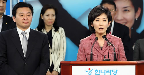 ▲ 한나라당 나경원 의원이 30일 오후 당 서울시장 경선에서 원희룡 의원을 꺾고 오세훈 서울시장에 맞설 단일 후보로 확정된뒤 여의도 한나라당사에서 기자회견을 갖고 각오를 밝히고 있다 ⓒ 연합뉴스