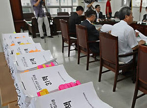 ▲ 지난해 실시된 김태환 제주지사에 대한 주민소환투표 서명부가 선관위 사무실에 쌓여있다. ⓒ 연합뉴스