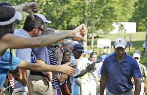 ▲ 한 여성이 30일(현지 시간) 케일할로 챔피언십 2라운드 15번홀을 걸어 나오는 타이거 우즈를 향해 엄지손가락으로 (성추문을) 비난하는 제스처를 취하고 있다. ⓒ&nbsp;연합뉴스