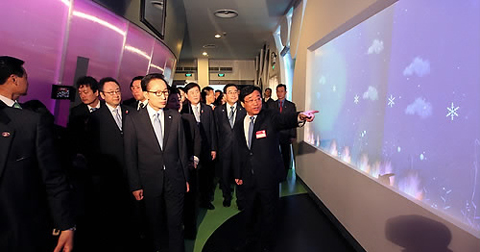 ▲ 중국 방문 이틀째를 맞은 이명박 대통령이 1일 오전 상하이 엑스포 한국기업연합관을 둘러보고 있다. 한국기업연합관은 엑스포 참가사상 최초로 삼성전자, 현대자동차 등 12개 우리 기업이 공동 건립했다. ⓒ&nbsp;연합뉴스