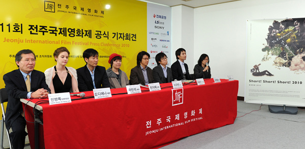 ▲ 지난달 30일 전주국제영화제 프레스센터에서 열린 영화 '숏!숏!숏! 2010 : 환상극장' 공식 기자회견(왼쪽부터 민병록 집행위원장, 배우 김디에나, 곽민석, 한지혜 감독, 이규만 감독, 광용수 ㈜인디스토리 대표, 배우 김태훈, 정수완 프로그래머) ⓒ 김상엽 기자 