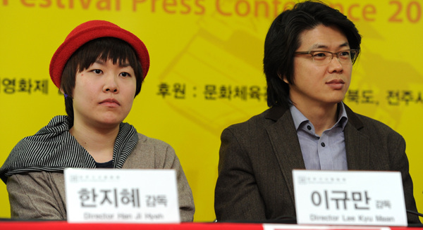 ▲ 지난달 30일 전주국제영화제 프레스센터에서 열린 영화 '숏!숏!숏! 2010 : 환상극장' 공식 기자회견에 참석한 한지혜 감독(좌)과 이규만 감독(우) ⓒ 김상엽 기자 