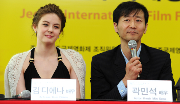 ▲ 지난달 30일 전주국제영화제 프레스센터에서 열린 영화 '숏!숏!숏! 2010 : 환상극장' 공식 기자회견에 참석한 배우 김디에나(좌)와 곽민석(우) ⓒ 김상엽 기자 