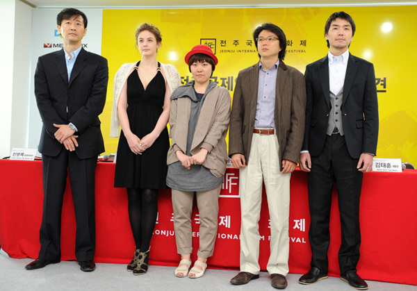 ▲ 지난달 30일 전주국제영화제 프레스센터에서 열린 영화 '숏!숏!숏! 2010 : 환상극장' 공식 기자회견(왼쪽부터 배우 곽민석, 김디에나, 한지혜 감독, 이규만 감독, 배우 김태훈) ⓒ 김상엽 기자 