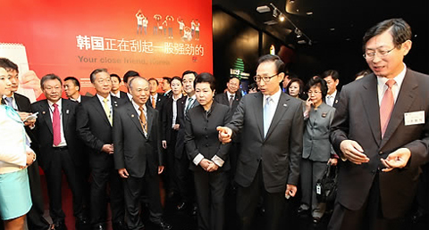 ▲ 이명박 대통령과 부인 김윤옥 여사가 1일 오전 중국 상하이(上海) 엑스포 한국관 개관식에 참석하고 있다. ⓒ 연합뉴스