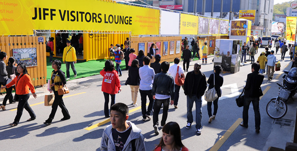 ▲ 지난달 30일 '제11회 전주국제영화제' 영화의 거리에는 사람들의 발걸음이 끊이지 않았다 ⓒ 김상엽 기자 