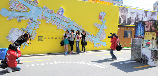 ▲ 영화의 거리 구조물 앞에서 기념촬영을 하고 있는 사람들 ⓒ 김상엽 기자 