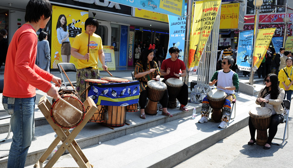 ▲ '카닌봉봉'의 거리공연에 하나 된 사람들 ⓒ 김상엽 기자 