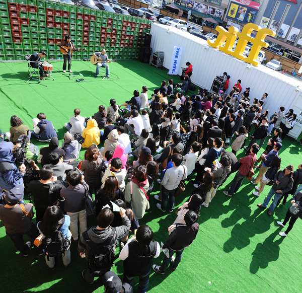 ▲ 우주히피의 감미로운 멜로디에 모여든 사람들 ⓒ 김상엽 기자