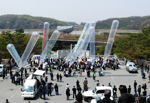 ▲ 자유북한운동연합은 1일 경기도 파주시 임진각에서 세계인권선언문과 북한 체제를 비판하는 내용이 담긴 전단을 북으로 보냈다. ⓒ 장재균 기자 