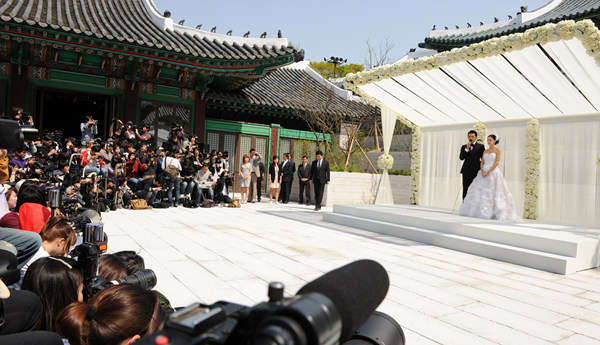 ▲ 2일 오후 서울 장충동 신라호텔 영빈관 중정에서 장동건-고소영 커플이 결혼식을 앞두고 포토타임을 갖고 있다. ⓒ 김상엽 기자