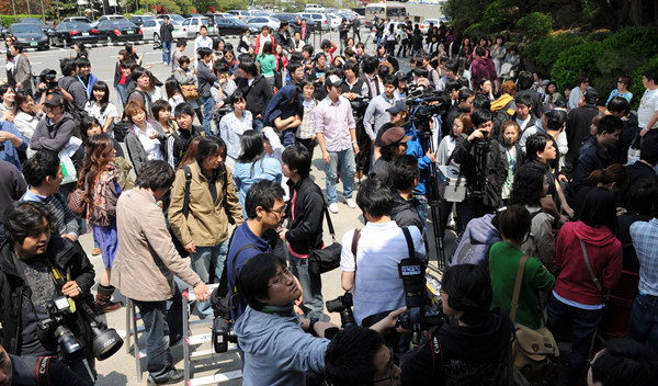 ▲ 2일 오후 5시 서울 장충동 신라호텔에서 열리는 장동건-고소영 커플의 결혼 장면을 보기 위해 한일 양국에서 모여든 수많은 팬들과 취재진이 운집해 있다. ⓒ 김상엽 기자