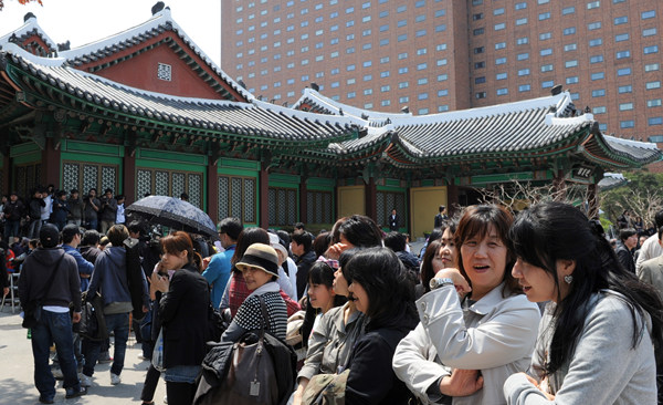 ▲ 2일 오후 5시 서울 장충동 신라호텔에서 열리는 장동건-고소영 커플의 결혼 장면을 보기 위해 한일 양국에서 수많은 팬들이 운집해 있는 모습. ⓒ 김상엽 기자