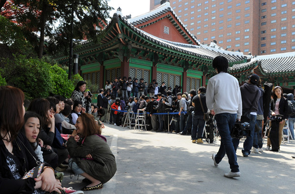 ▲ 2일 오후 5시 서울 장충동 신라호텔에서 열리는 장동건-고소영 커플의 결혼 장면을 보기 위해 한일 양국에서 수많은 팬들이 운집해 있는 모습. ⓒ 김상엽 기자