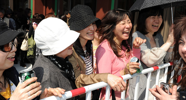 ▲ 오후 2시 30분 신라호텔 영빈관 중정에서 열린 장동건-고소영 커플의 결혼 기자회견장에 일본에서 온 1백여명의 한류팬들이 모여 이들의 일거수일투족에 환호성을 보내고 있다.&nbsp; ⓒ 김상엽 기자