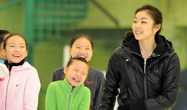 ▲ 피겨 꿈나무들과 즐거운 레슨시간을 갖고 있는 김연아 선수 ⓒ 김상엽 기자