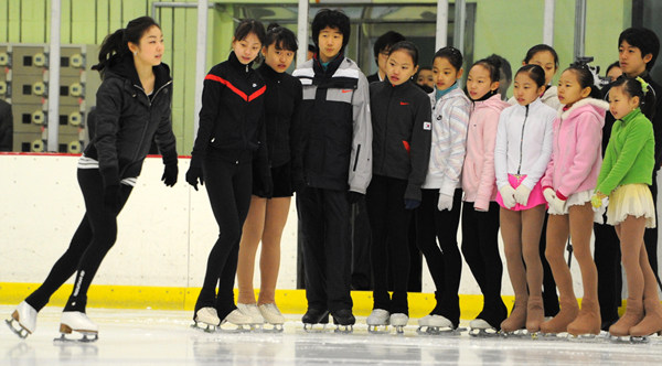 ▲ 김연아 선수의 시범을 열심히 보고 있는 피겨 꿈나무들 ⓒ 김상엽 기자