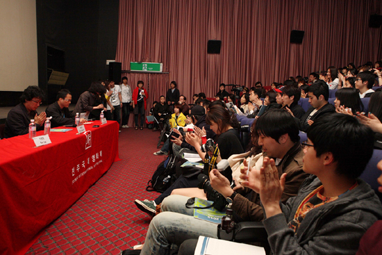 ▲ 지난 1일 열린 봉준호 감독과의 '마스터클래스' 현장 ⓒ 전주국제영화제