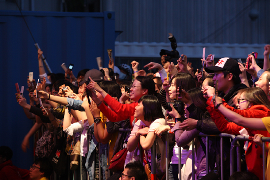 ▲ 다양한 공연 및 행사로 뜨겁게 달아오른 전주 영화의 거리 현장 ⓒ 전주국제영화제