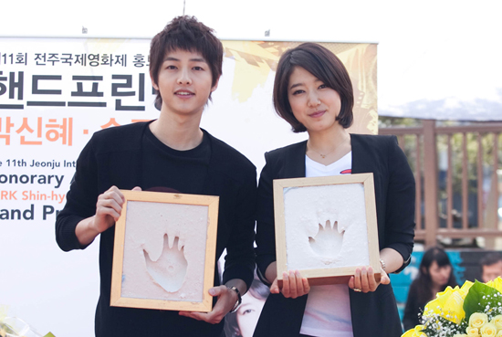 ▲ 제11회 전주국제영화제의 홍보대사 송중기(좌)와 박신혜(우)가 핸드 프린팅 행사 후 포즈를 취하고 있다 ⓒ 전주국제영화제