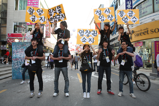 ▲ 영화제 봉사활동에 나선 지프지기들이 거리 퍼포먼스에 나섰다 ⓒ 전주국제영화제