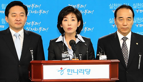 ▲ '원-나 후보협상'에서 단일화 된 한나라당 나경원(가운데) 서울시장 예비후보와 김충환(왼쪽 세번째) 후보 ⓒ연합뉴스