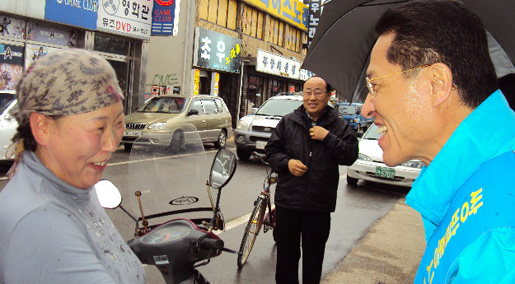 ▲ 한나라당 전북도지사 예비후보로 출마한 정운천(왼쪽) 전 농림수산식품부 장관이 지지를 호소하고 있다